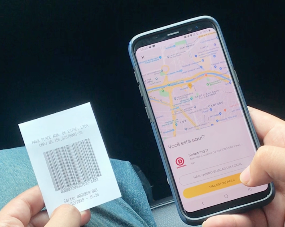 Equipe de desenvolvimento em um shopping da cidade de São Paulo testando a feature